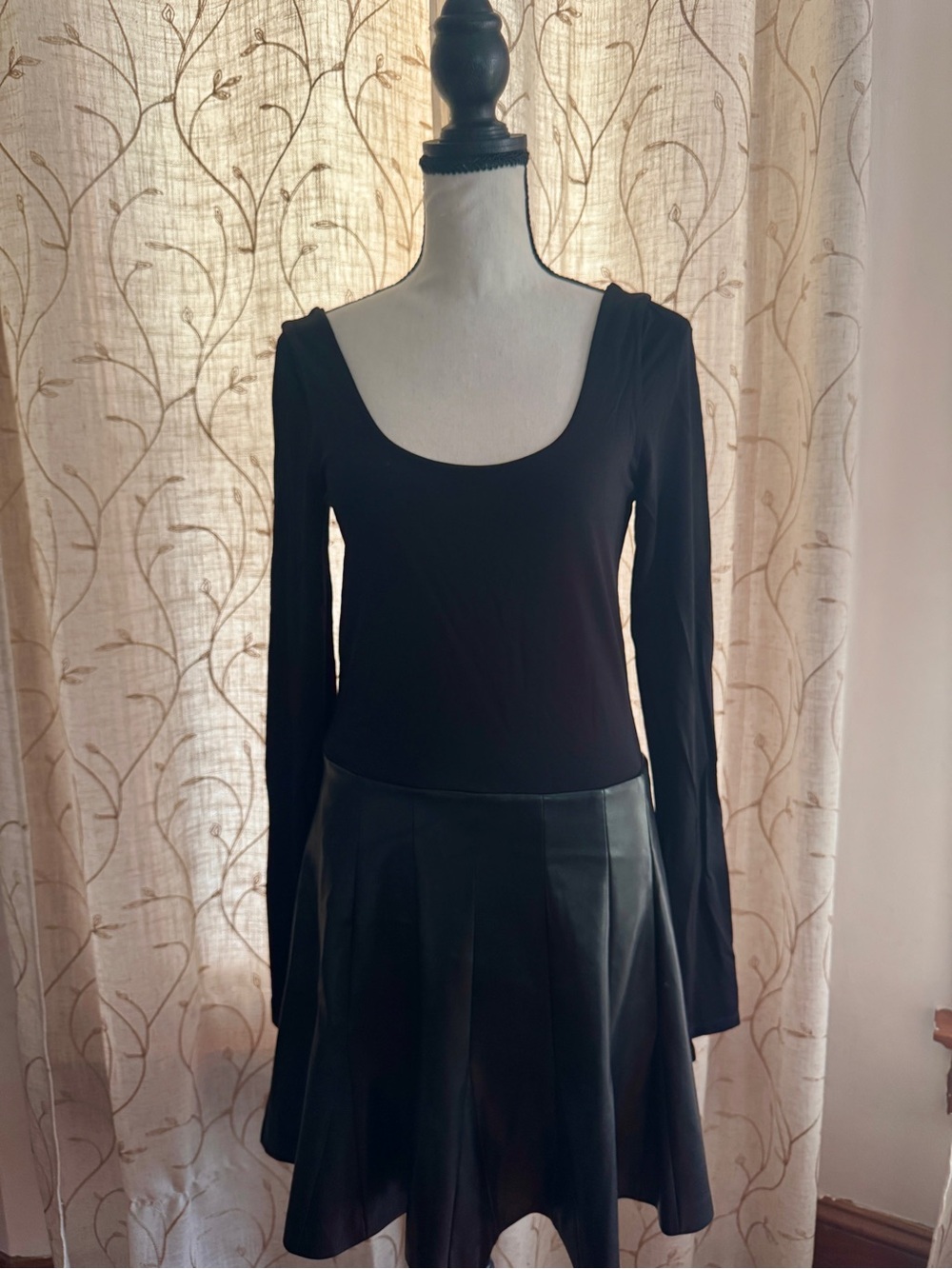 Alice + Olivia Black Classic Scoop Neck 2 piece